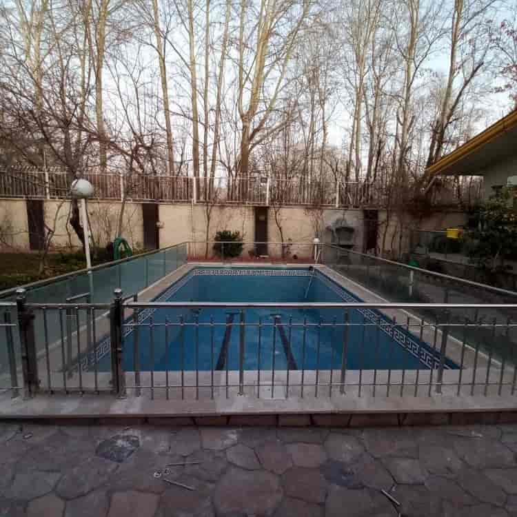 نرده های دور استخر و دستگیره داخل