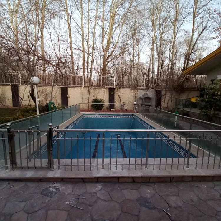نرده های دور استخر و دستگیره داخل
